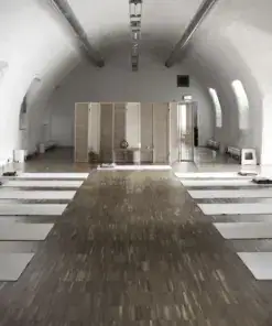 Heller Gewölberaum im Benediktushof mit Matten und Meditationskissen