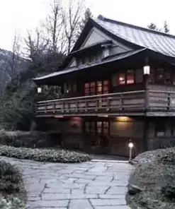 Japanisches Holzhaus der Stiftung Felsentor in der Abenddämmerung